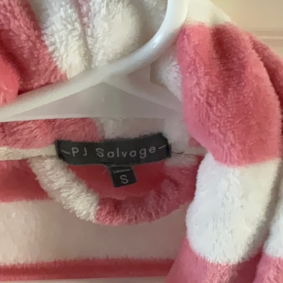 Pink and white robe - Picture 2 of 4